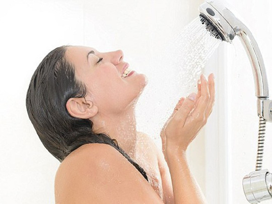 Tắm nước lạnh có thể tăng cường sức khỏe da, tóc Shutterstock