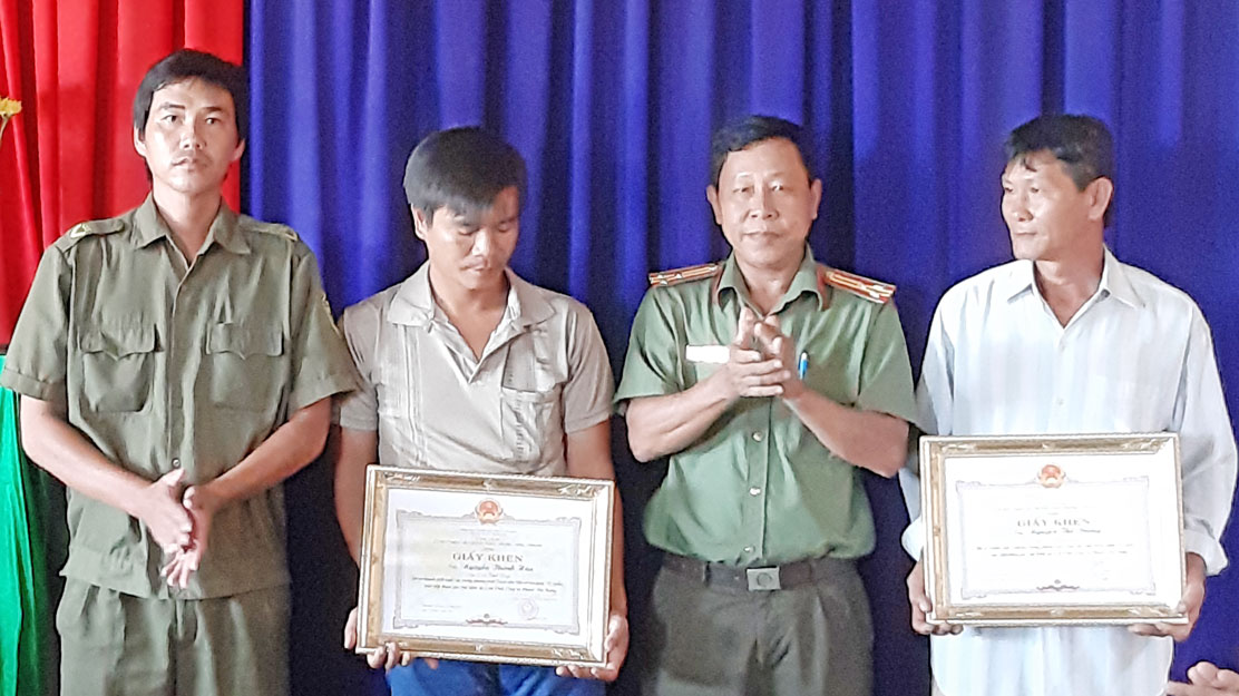 Thừa ủy quyền của Chủ tịch UBND huyện Châu Thành, Thượng tá Lâm Minh Theo - Phó Trưởng Công an huyện Châu Thành, trao giấy khen cho người dân tích cực truy bắt tội phạm