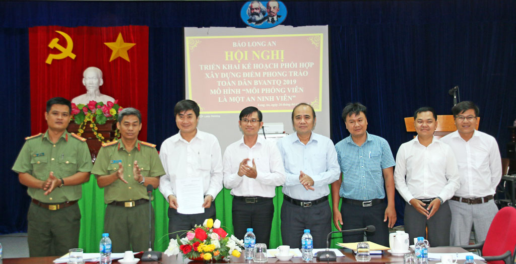 Mỗi phóng viên là một an ninh viên