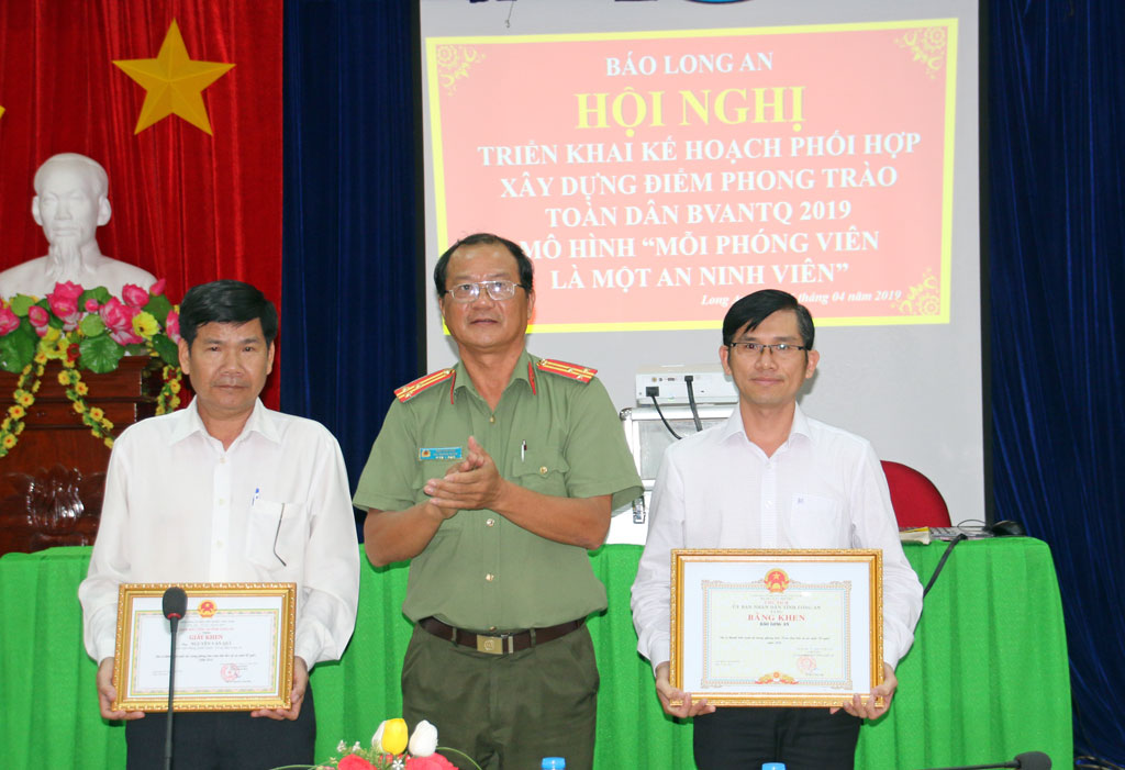 Mỗi phóng viên là một an ninh viên