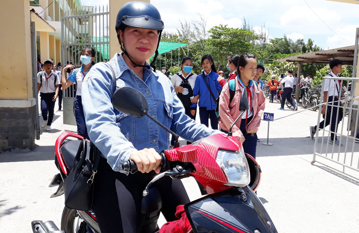 Mẹ đơn thân, nghe có vẻ giản đơn, tự do, thoải mái nhưng để làm được điều đó, đòi hỏi người phụ nữ phải đầy bản lĩnh và vô cùng mạnh mẽ. (Trong ảnh: Chị Dung đợi đón con ở cổng trường)