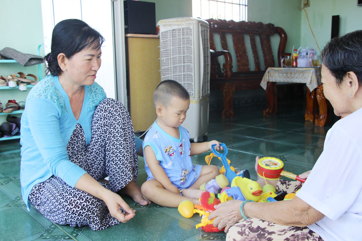 Áp dụng phương pháp nuôi dạy trẻ theo kiểu truyền thống hay hiện đại đều có những ưu điểm và hạn chế riêng, quan trọng là mỗi gia đình biết dung hòa, tìm ra được sự tương đồng giữa kinh nghiệm và khoa học (Trong ảnh: Bà Trần Thị Ngọc Dung chăm sóc cháu trong lúc các con đi làm - Ảnh minh họa)