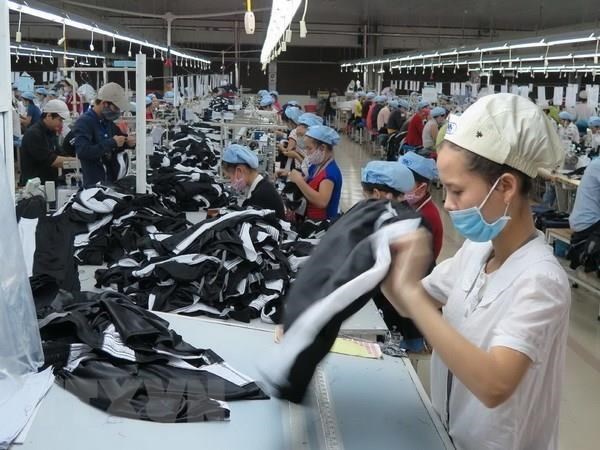 Chủ động trước rào cản khi xuất khẩu sang thị trường CPTPP Sản xuất hàng dệt may xuất khẩu. (Ảnh: Quốc Việt/TTXVN)