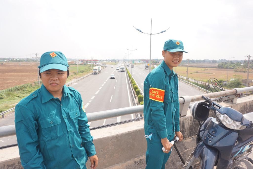 Dân quân tự vệ trực trên cầu vượt cao tốc ngày 27/4