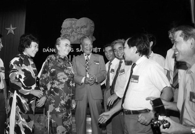 Chủ tịch nước Lê Đức Anh và Phó Chủ tịch Hội đồng Nhà nước Nguyễn Thị Định gặp gỡ các đại biểu dự Đại hội VII Đảng Cộng sản Việt Nam, ngày 24/6/1991, tại Hà Nội. (Ảnh: Minh Điền/TTXVN)