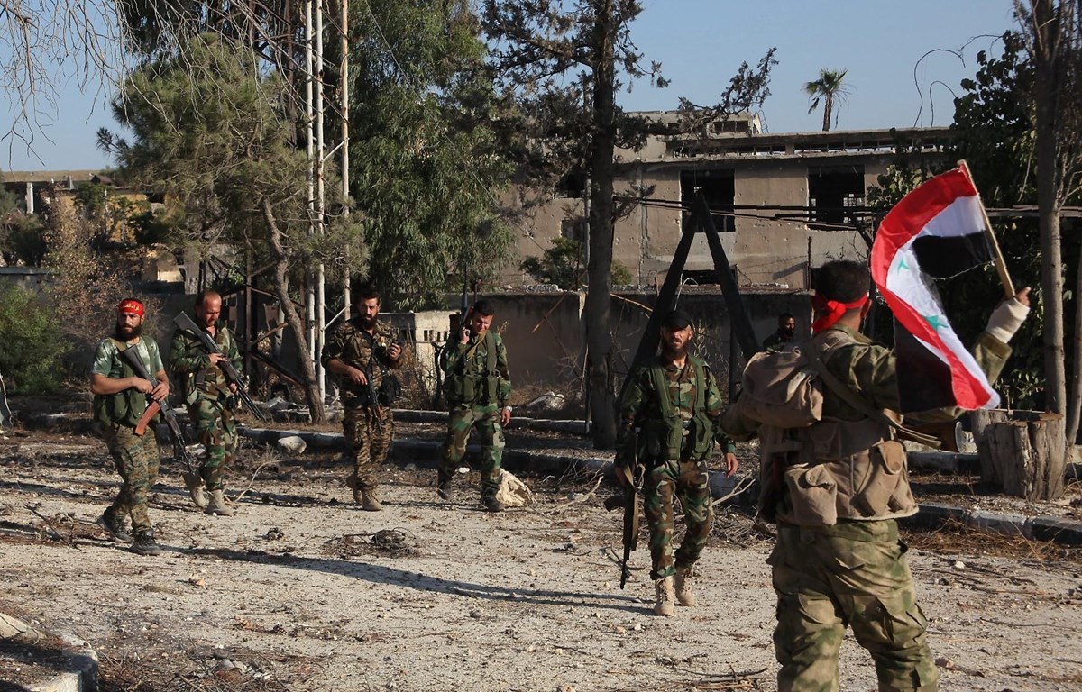 Binh sỹ ủng hộ Chính phủ Syria tuần tra tại Uwaija, Aleppo. (Ảnh: AFP/TTXVN)