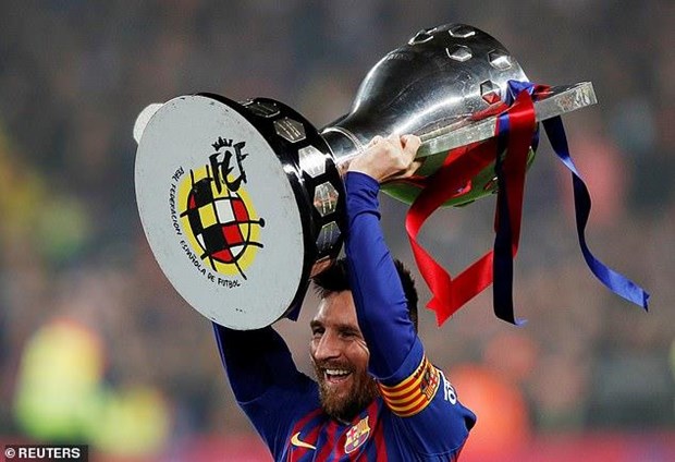Messi lại được nâng cúp