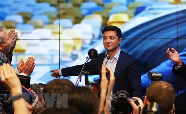 Tổng thống Volodymyr Zelensky và những người ủng hộ. (Ảnh: THX/TTXVN)