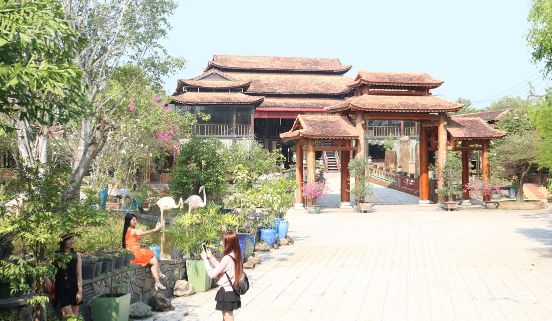 One day going backpacking tourism in Long An Phuoc Loc Tho ancient village displays 22 ancient houses nationwide