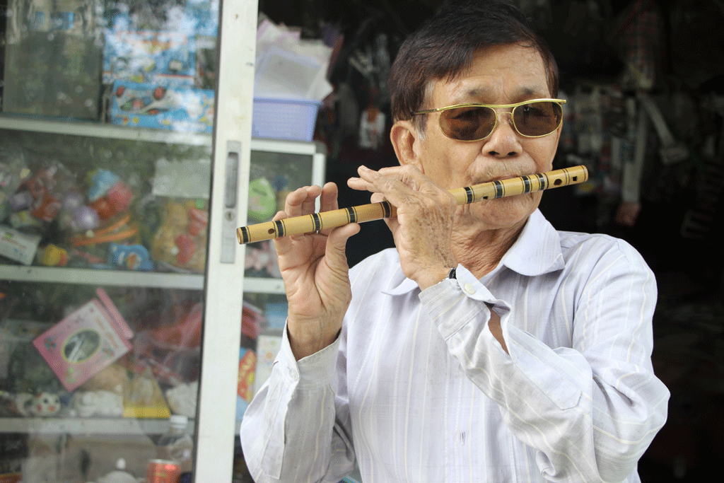 Không chỉ là người thổi sáo hay, làm sáo giỏi, nghệ sĩ Hoài Phan còn là “bậc thầy” trong việc giả tiếng các loài vật, nói được giọng nói của nhiều  vùng, miền khác nhau và có giọng hát, ngâm thơ hết sức truyền cảm
