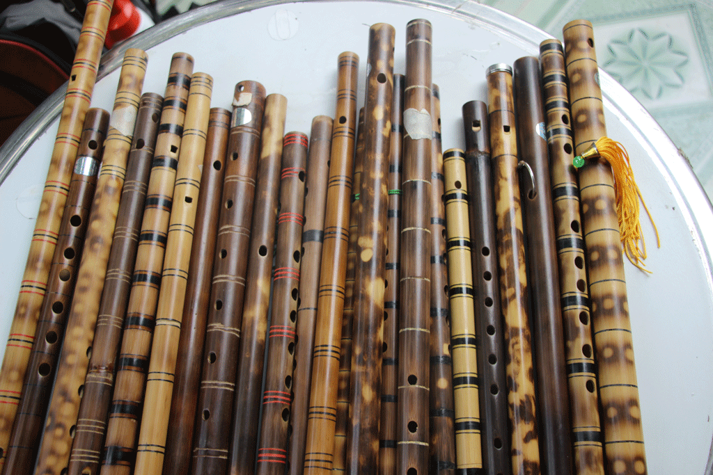 Mỗi cây sáo của nghệ sĩ Hoài Phan là một tác phẩm nghệ thuật đặc biệt, hoa văn đều được chế tác bằng cách hơ đốt trên ngọn lửa, hoàn toàn không dùng màu vẽ hay phủ bóng