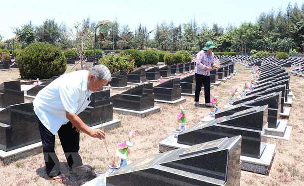 Vang danh Rừng Sác: Hồi sinh cánh rừng hoang tàn do bom đạn Ông Huỳnh Đồng (nguyên Trung đội trưởng Trinh sát-Đoàn 10) và bà Phạm Thị Nhung (cán bộ y tá Đoàn 10) thắp nhang cho các đồng đội tại Nghĩa trang Liệt sỹ Rừng Sác. (Ảnh: Xuân Khu/TTXVN)