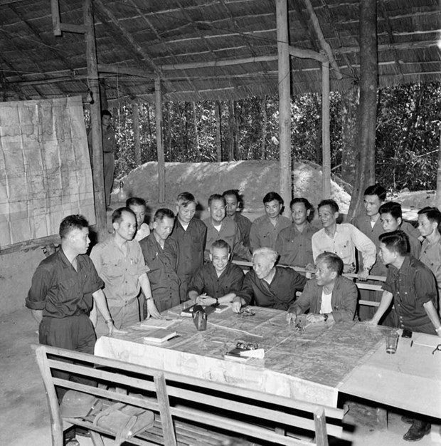 Chủ tịch nước, Đại tướng Lê Đức Anh với sự nghiệp cách mạng Việt Nam Bộ Chỉ huy Chiến dịch Hồ Chí Minh tại căn cứ Tà Thiết-Lộc Ninh, trong đó Trung tướng Lê Đức Anh là Phó Tư lệnh cùng với các đồng chí Thượng tướng Trần Văn Trà, Trung tướng Đinh Đức Thiện và Trung tướng Lê Trọng Tấn. Trong Chiến dịch này, Trung tướng Lê Đức Anh chỉ huy cánh quân tiến công trên hướng Tây-Tây Nam Sài Gòn (đoàn 232), một trong năm cánh quân của trận quyết chiến chiến lược cuối cùng. (Ảnh: TTXVN)