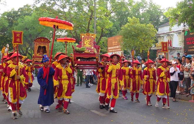 Ceremonies were held on late April 29 within the ongoing Hue Traditional Craft Festival to commemorate patrons of all crafts, and honour artisans and craft villages. (Photo: VNA)