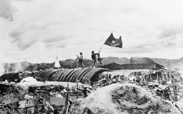Nhân tố chính trị - tinh thần góp phần làm nên chiến thắng Điện Biên Phủ Chiều 7/5/1954, lá cờ Quyết chiến - Quyết thắng của quân đội ta tung bay trên nóc hầm tướng De Castries. (Ảnh: TTXVN)