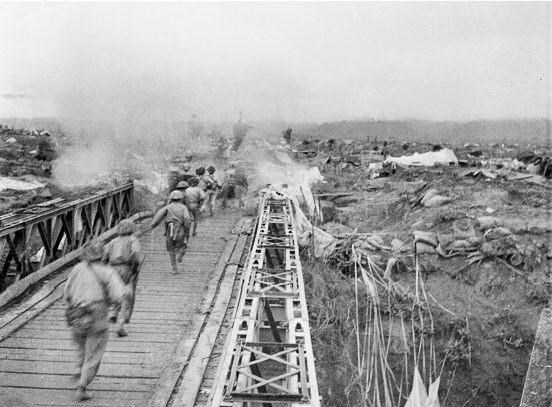 Bộ đội ta vượt qua cầu Mường Thanh, tấn công vào khu trung tâm Điện Biên Phủ, chiều 7/5/1954. (Ảnh: TTXVN)
