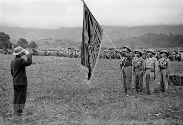 Đại tướng Võ Nguyên Giáp trao lá cờ Quyết chiến, Quyết thắng của Chủ tịch Hồ Chí Minh tặng các đơn vị lập công. . (Ảnh: Tư liệu TTXVN)