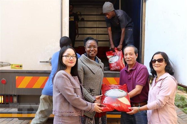 Các cơ quan đại diện Việt Nam tại Nam Phi bàn giao hàng cứu trợ cho Đại sứ quán Zimbabwe tại Nam Phi. (Ảnh: Phi Hùng/TTXVN)