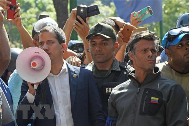 Thủ lĩnh đối lập Juan Guaido (trái) kêu gọi nhóm binh sỹ được trang bị vũ khí ''nổi dậy'' nhằm lật đổ Tổng thống Nicolas Maduro tại Caracas ngày 30/4/2019. (Ảnh: AFP/TTXVN)