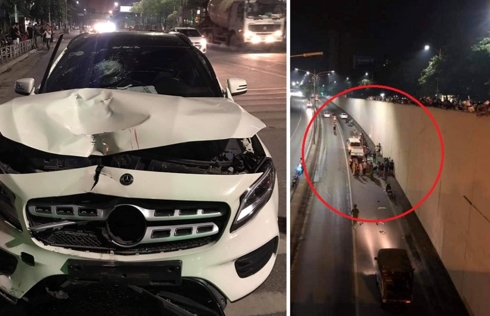 Vụ TNGT trong hầm chui Kim Liên khiến phần đầu xe Mercedes hư hỏng nặng, 2 người phụ nữ lái xe máy ngã văng xuống đường chết tại chỗ.
