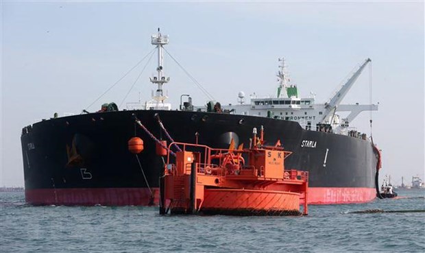 Một tàu chở dầu của Iran chuẩn bị kết nối với cơ sở lọc dầu SK Energy ở ngoài khơi Ulasan, Hàn Quốc. (Nguồn: EPA/TTXVN)