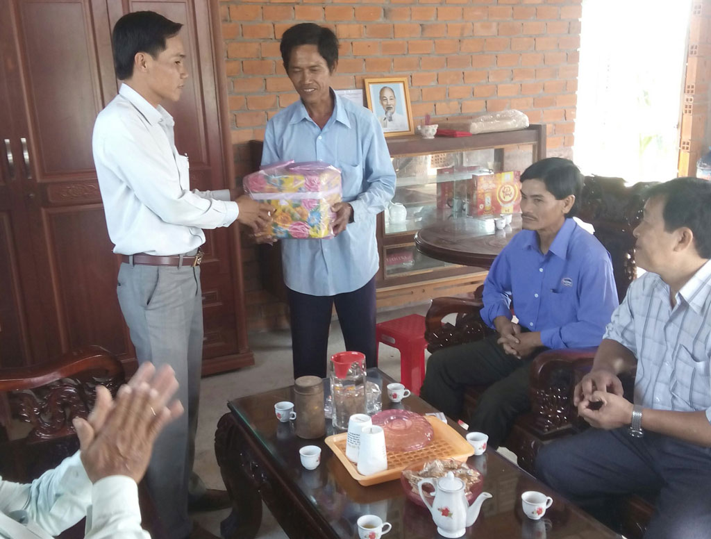 Người nghèo luôn được quan tâm chăm lo cả về vật chất lẫn tinh thần (Trong ảnh: Trao quà cho gia đình nghèo ở xã Bình Hòa Đông)