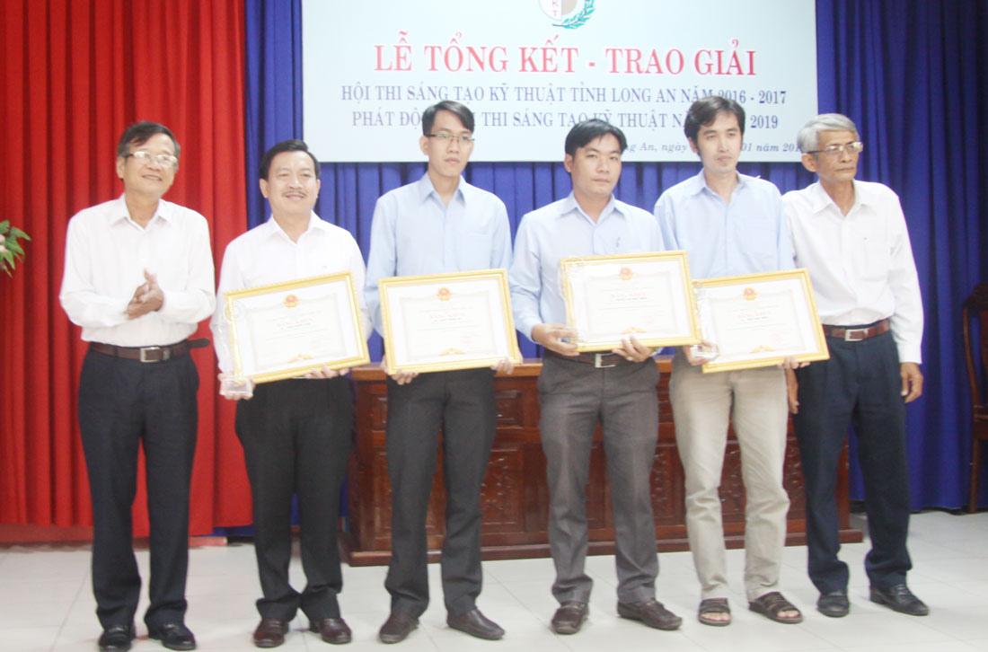Anh Trần Thái Trọng (thứ 2, phải qua) nhận giải tại Hội thi Sáng tạo kỹ thuật tỉnh Long An năm 2016-2017. Ảnh: Ngọc Thạch