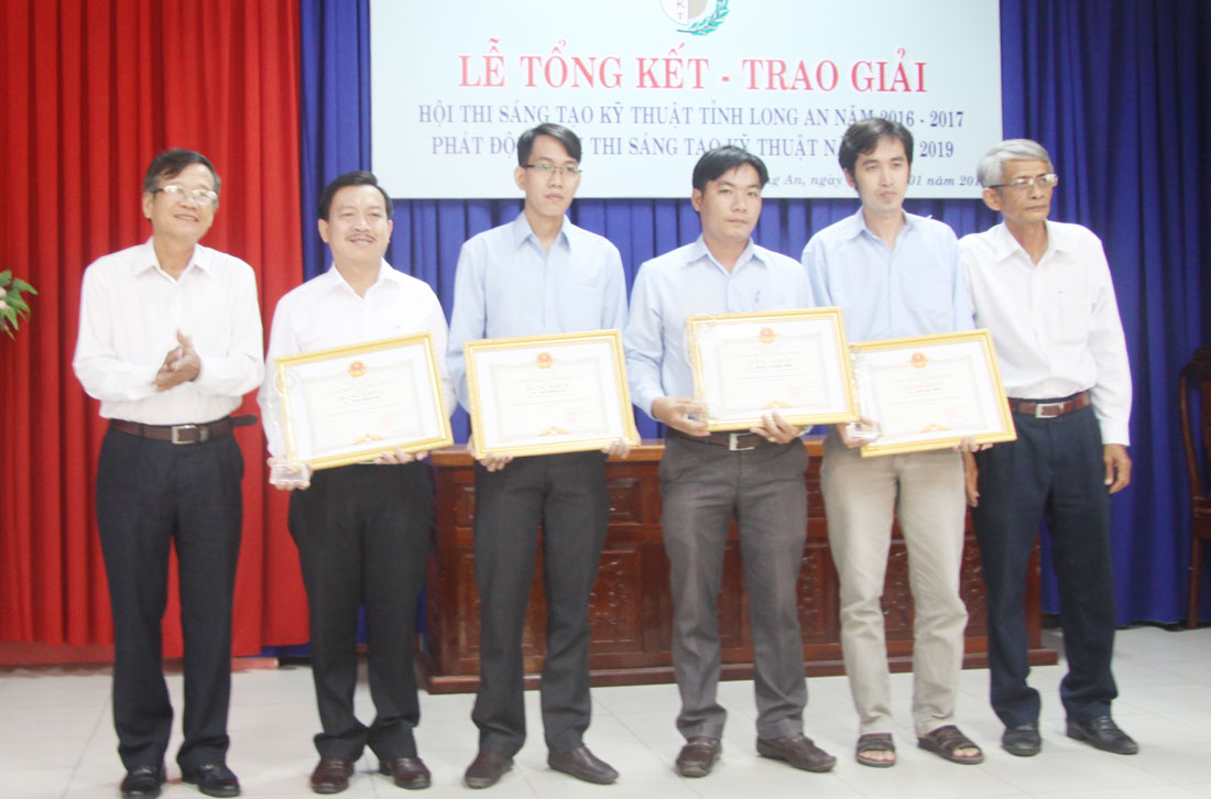Sáng kiến trong sản xuất - sự “thăng hoa” trong công việc Anh Trần Thái Trọng (thứ 2, phải qua) nhận giải tại Hội thi Sáng tạo kỹ thuật tỉnh Long An năm 2016-2017. Ảnh: Ngọc Thạch
