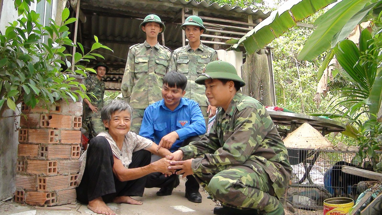 “Mỗi tuần một địa chỉ” - Việc làm thiết thực Mô hình Mỗi tuần một địa chỉ có ý nghĩa thiết thực, chia sẻ khó khăn với gia đình chính sách, hộ nghèo, người già neo đơn,…