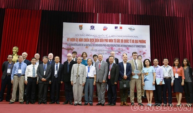 Delegates to the international symposium take photo (Source: congly.vn)  Hanoi (VNA) – An international symposium featuring Dien Bien Phu campaign 65 years ago was organised in Hanoi on May 2, drawing a number of domestic and foreign researchers.  The event was jointly held by several Vietnamese educational institutions like Vietnam National University - Hanoi and Diplomatic Academy of Vietnam, the French Embassy in Vietnam and France’s Paul Valéry University of Montpellier 3.  Participants focused their discussions on the role of Dien Bien Phu victory for the region and the world as well as development prospects for relations between Vietnamese and French localities.  The Dien Bien Phu Campaign lasted from March to May 1954 under the command of General Vo Nguyen Giap. Vietnam’s victory on May 7, 1954 led to the signing of the 1954 Geneva Accords in which France agreed to withdraw its forces from its colonies in Indochina.-VNA