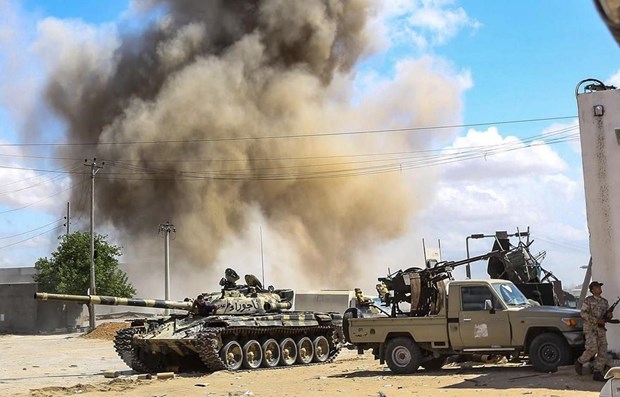 Lực lượng ủng hộ Chính phủ Libya giao tranh với các tay súng Quân đội Quốc gia Libya tự xưng (LNA) ở ngoại ô thủ đô Tripoli ngày 12/4. (Ảnh: AFP/TTXVN)