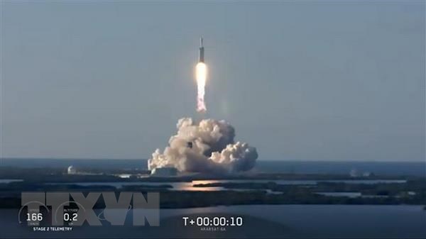 Tên lửa Falcon Heavy đưa vệ tinh viễn thông Arabsat-6A của Saudi Arabia lên quỹ đạo tại bãi phóng Mũi Canaveral, bang Florida (Mỹ). (Nguồn: AFP/TTXVN) Chiều 4/5 theo giờ Việt Nam, tập đoàn Công nghệ thám hiểm không gian SpaceX của Mỹ đã phóng tàu vũ trụ Dragon trong sứ mệnh cung cấp nguyên liệu và thiết bị lên Trạm vũ trụ quốc tế (ISS).  Cuộc phóng được thực hiện bằng tên lửa đẩy Falcon từ tổ hợp phóng tàu vũ trụ thuộc Căn cứ không quân Mũi Canaveral, bang Florida.  Khoảng 10 phút sau khi rời bệ phóng, tàu đi vào quỹ đạo và những tấm cánh năng lượng Mặt trời của tàu được mở ra.  [SpaceX thực hiện thành công vụ phóng thương mại đầu tiên]  Tàu mang theo khoảng 2.500kg hàng hóa, gồm các thiết bị nghiên cứu, nhu yếu phẩm cho phi hành đoàn trên ISS và thiết bị phần cứng. Trong số này có vệ tinh quan sát carbon OCO-3 của Cơ quan Hàng không vũ trụ Mỹ (NASA), với nhiệm vụ đo đạc và lập bản đồ hợp chất carbon dioxide của Trái đất từ vũ trụ, qua đó giúp các nhà khoa học tìm hiểu mối quan hệ giữa carbon và khí hậu.  Ngoài ra, tàu cũng mang một thiết bị viễn thông tia X. Thiết bị này sẽ tạo ra các chùm tia X điều biến nhằm giúp liên lạc hiệu quả với những thiết bị thăm dò vũ trụ, trong tình huống các lớp plasma cản trở việc liên lạc bằng sóng radio thông thường.  Theo kế hoạch, tàu sẽ kết nối với ISS vào ngày 6/5 và sau một tháng sẽ trở lại Trái đất./.