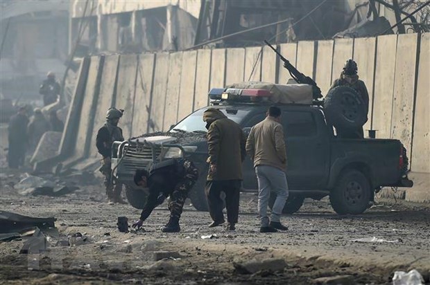 Cảnh sát điều tra tại hiện trường vụ đánh bom xe ở  Afghanistan. (Nguồn: AFP/TTXVN)