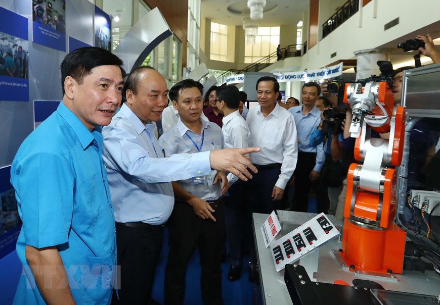 Thủ tướng Nguyễn Xuân Phúc thăm các gian hàng trưng bày. (Ảnh: Thống Nhất/TTXVN)