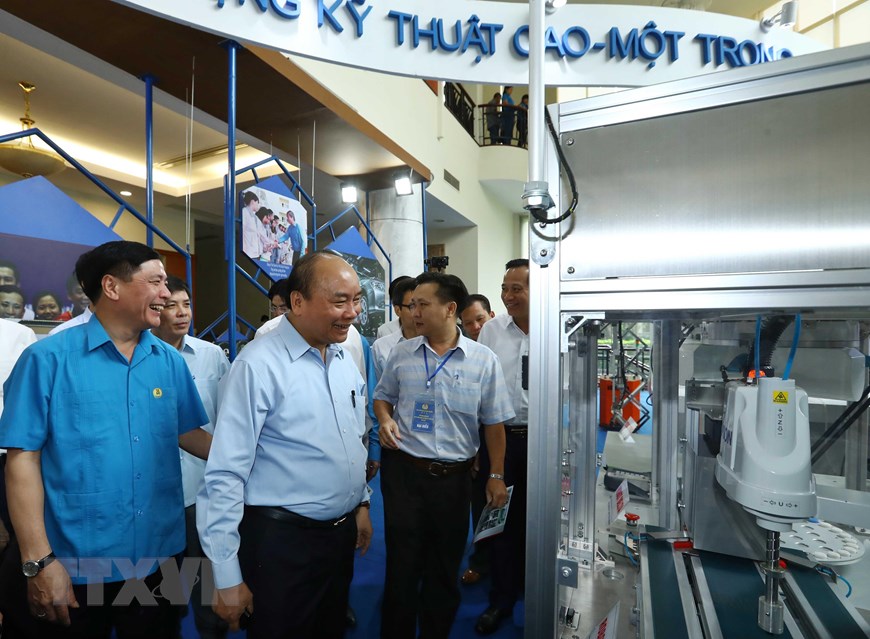 Thủ tướng Nguyễn Xuân Phúc thăm các gian hàng trưng bày. (Ảnh: Thống Nhất/TXVN)