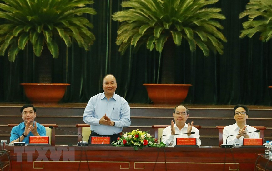 Thủ tướng Nguyễn Xuân Phúc và các đại biểu tại cuộc gặp gỡ với công nhân, lao động kỹ thuật cao năm 2019. (Ảnh: Thống Nhất/TTXVN)