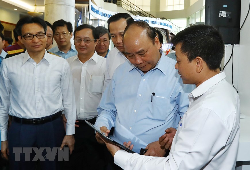 Thủ tướng Nguyễn Xuân Phúc thăm các gian hàng trưng bày. (Ảnh: Thống Nhất/TTXVN)
