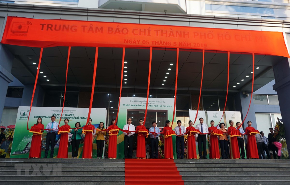 Các đại biểu thực hiện nghi thức cắt băng khánh thành Trung tâm Báo chí Thành phố Hồ Chí Minh. (Ảnh: Thu Hoài/TTXVN)