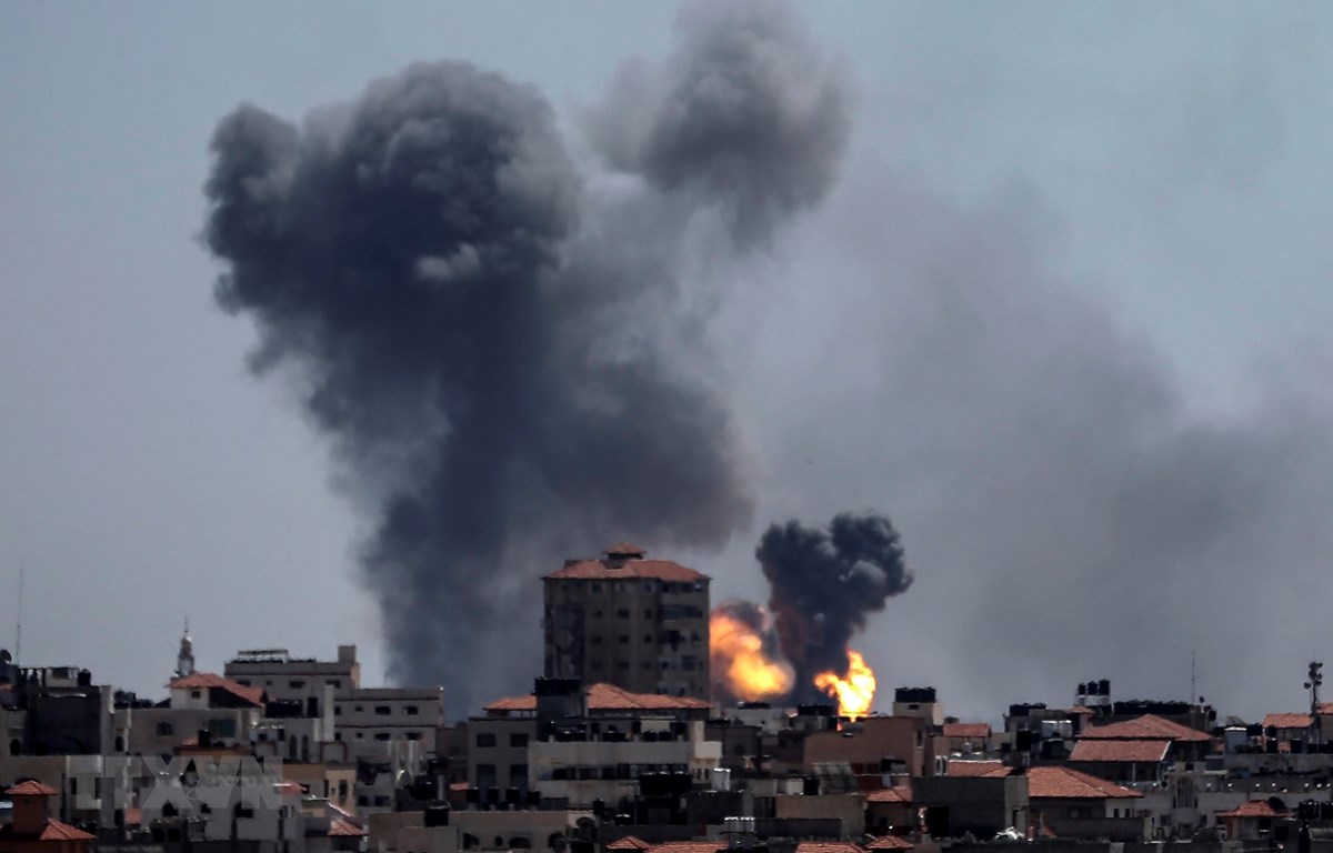 Khói bốc lên sau các vụ không kích của Israel vào dải Gaza ngày 4/5. (Nguồn: AFP/TTXVN)