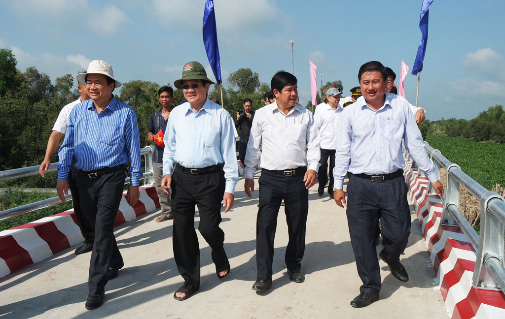 Standing Deputy Prime Minister attends inauguration of school and rural bridges in Long An