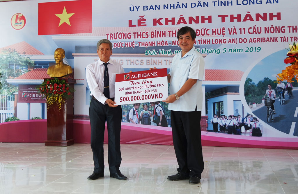 Standing Deputy Prime Minister attends inauguration of school and rural bridges in Long An