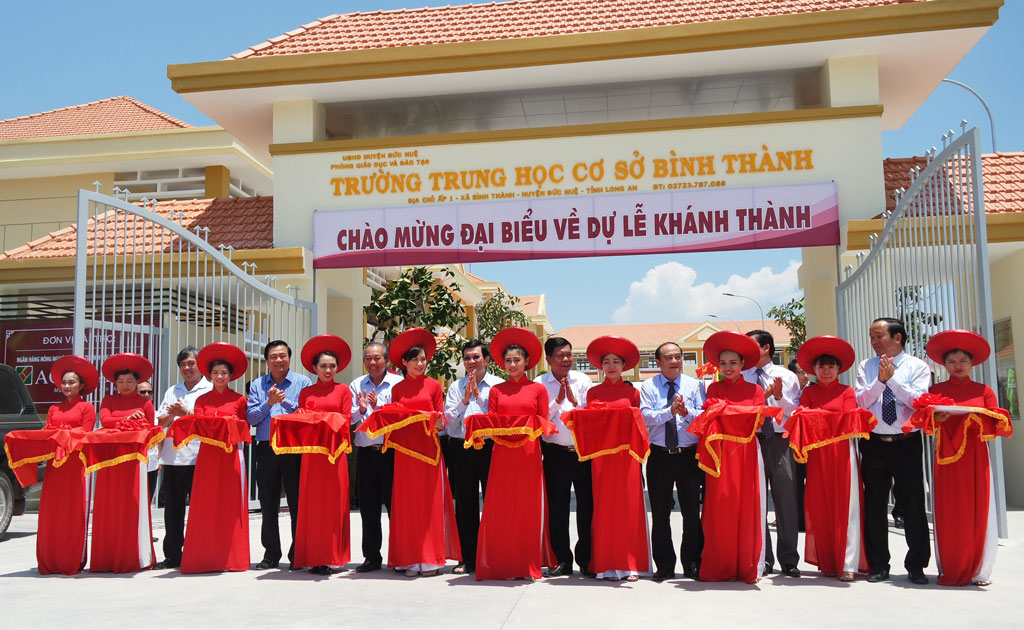 Standing Deputy Prime Minister attends inauguration of school and rural bridges in Long An