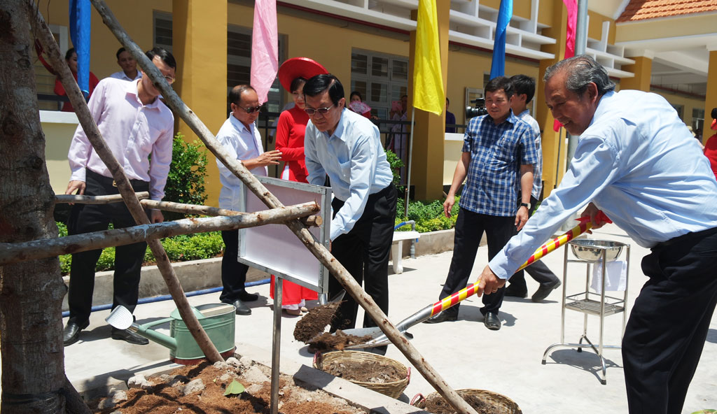 Standing Deputy Prime Minister attends inauguration of school and rural bridges in Long An