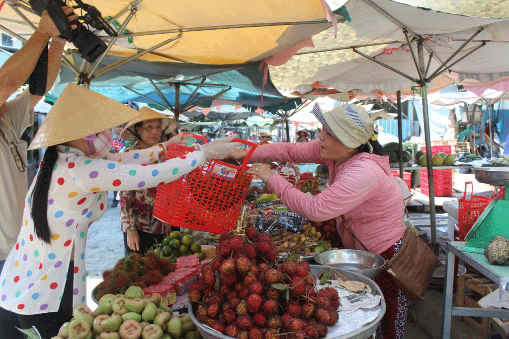 Phụ nữ ấp 4, xã Phước Lợi xách giỏ nhựa thay vì túi nylon đi chợ 