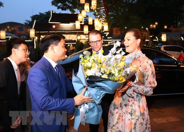 Chủ tịch Ủy ban nhân dân thành phố Hà Nội Nguyễn Đức Chung tặng hoa, chào mừng Công chúa kế vị Thụy Điển Victoria Ingrid Alice Desiree. (Ảnh: Lâm Khánh/TTXVN)