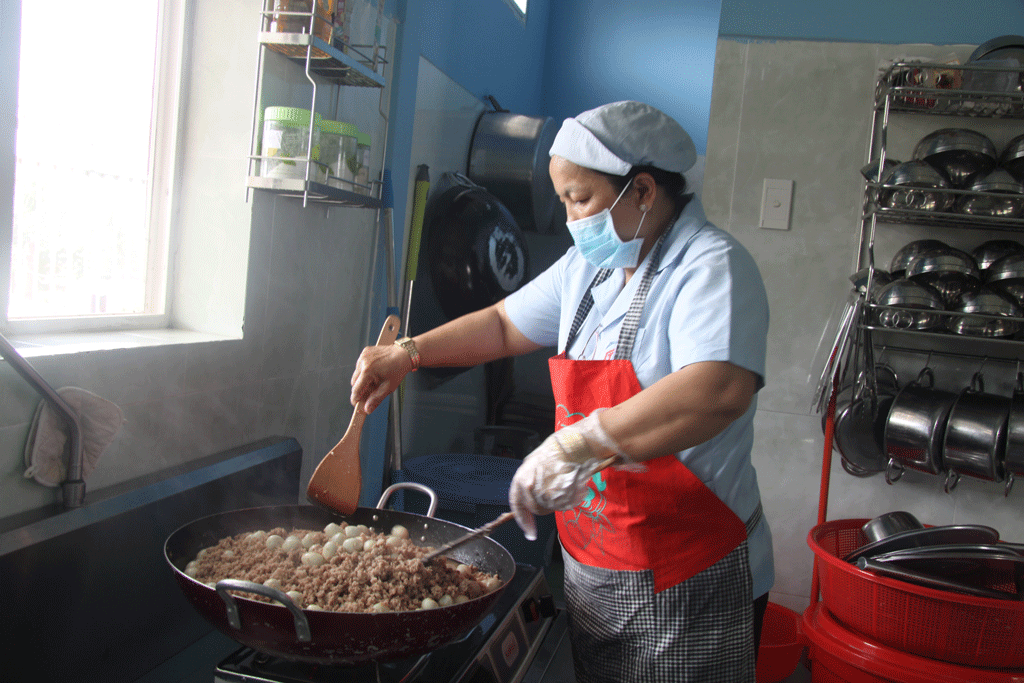 Ngoài chú trọng chăm sóc, giáo dục trên lớp, các cơ sở mầm non tư thục còn chú trọng dinh dưỡng  và an toàn thực phẩm các bữa ăn cho trẻ