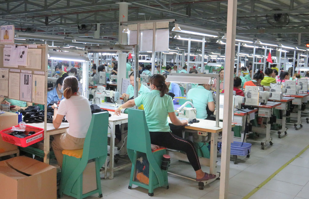 Công nhân làm việc tại Công ty TNHH Long Vĩ Việt Nam (Khu công nghiệp Xuyên Á, huyện Đức Hòa)