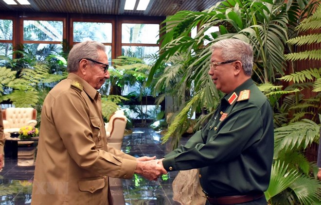 Defence Deputy Minister, Sen. Lt. Gen. Nguyen Chi Vinh (R) has a meeting with First Secretary of the Central Committee of the Communist Party of Cuba, General Raul Castro in Havana on May 8. (Photo: VNA)