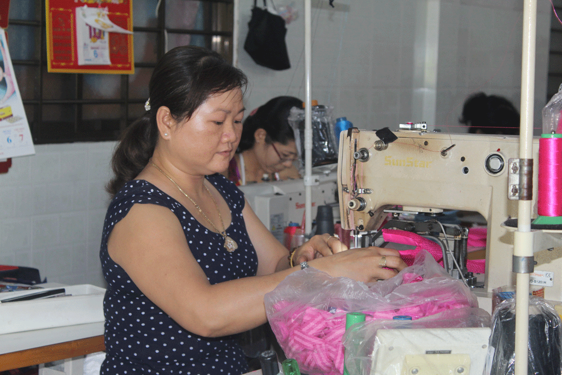 Cơ sở may gia công của gia đình chị Hương tạo việc làm cho nhiều phụ nữ nông thôn