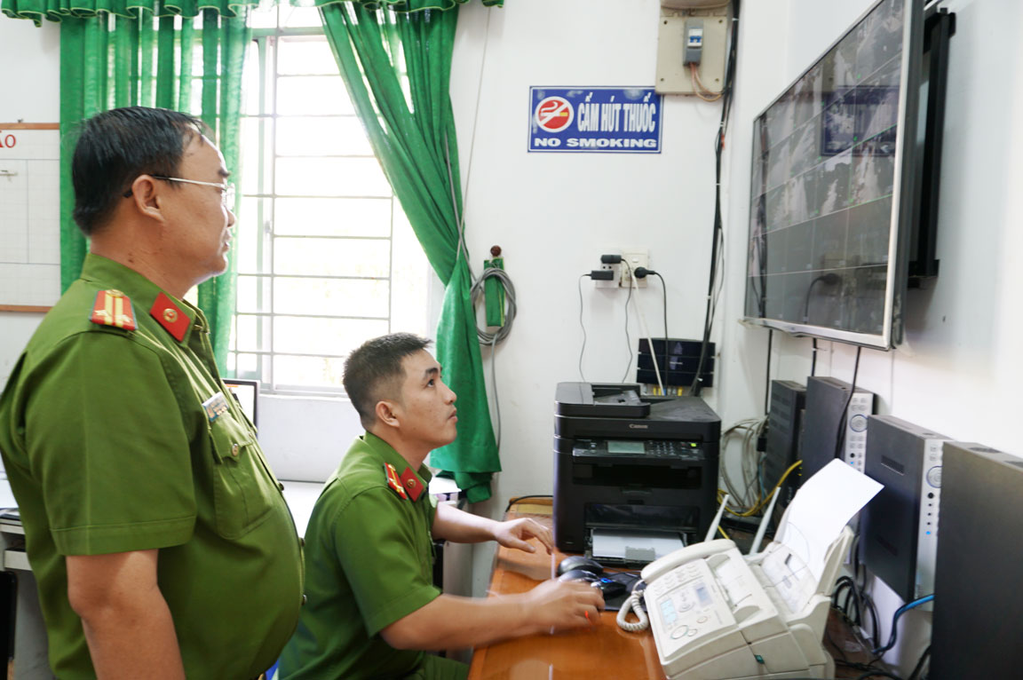 Lắp đặt camera an ninh giúp lực lượng Công an thị trấn Cần Giuộc giám sát tốt tình hình an ninh, trật tự